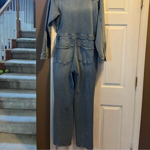 Denium Jumpsuit- SIZE L 
Machine wash
Front zipper closure
Adjustable waist tab